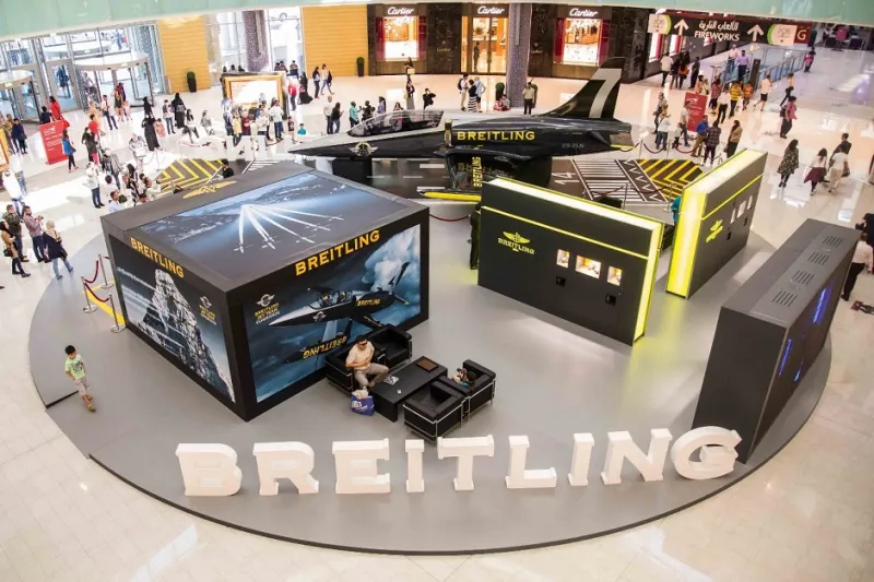 بالصور: طائرة برايتلنغ تهبط في دبي مول