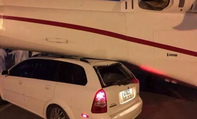 سيارة تصطدم بطائرة وزير الثقافة الإماراتي