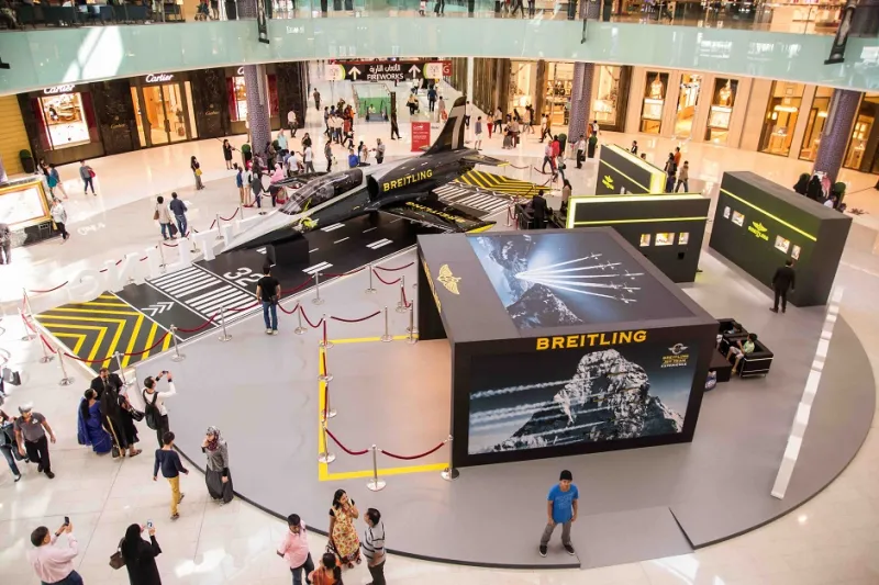 بالصور: طائرة برايتلنغ تهبط في دبي مول