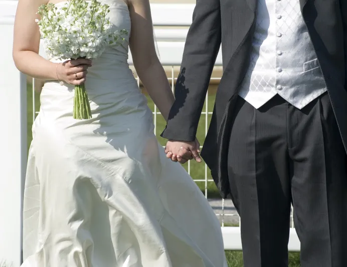 بالفيديو: لحظات مؤثرة لرؤية عريس عروسته بالفستان الأبيض لأول مرة