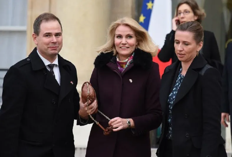 بالفيديو..هيلي ثورنينج-شميت تسقط ارضاً في ساحة الإليزيه؟