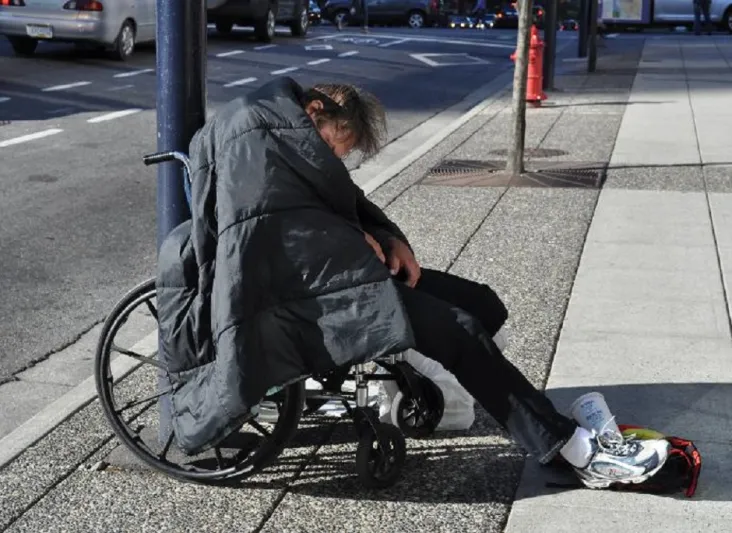 بالفيديو: متسول محترف.. ينسى اعاقته عند عبوره الطريق!