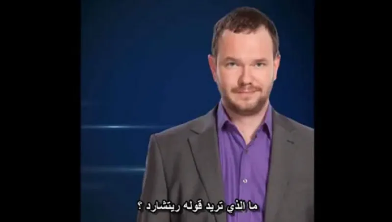 شاهد.. مذيع بريطاني يلقن متصلاً هاجم المسلمين درساً قاسياً
