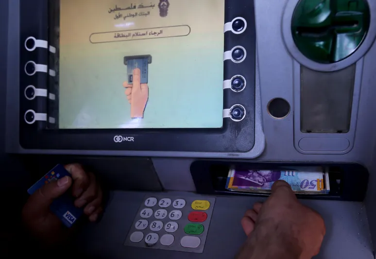 بالفيديو.. كويتي لـ "أنثى" الصراف الآلي: "خلي زوجك يكلمني"