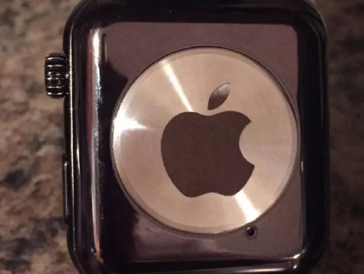 قبل إطلاقها شخص يشتري ساعة " أبل ووتش " مزيفة من موقع إيباي