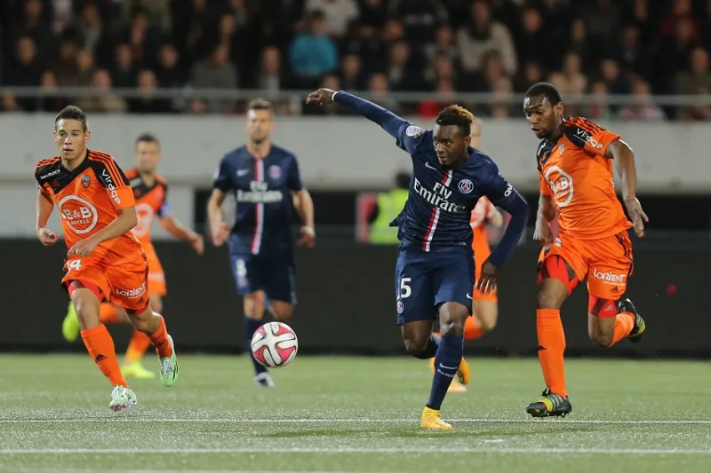 بالفيديو: لاعب كرة قدم يردّ على هاتفه خلال المباراة