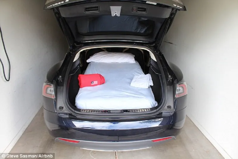 سيارة تيسلا الفارهة متاحة للنوم مقابل ٨٥ دولار