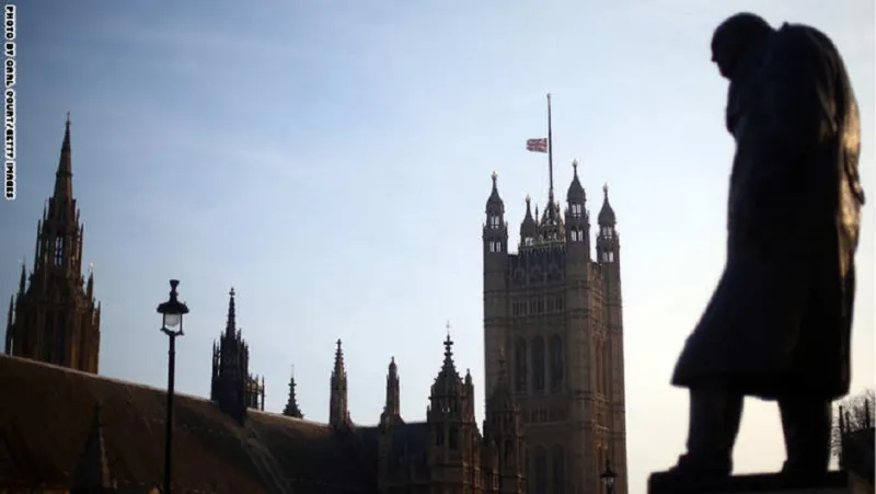 هكذا نكست بريطانيا أعلامها لرحيل العاهل السعودي الملك عبدالله بن عبدالعزيز