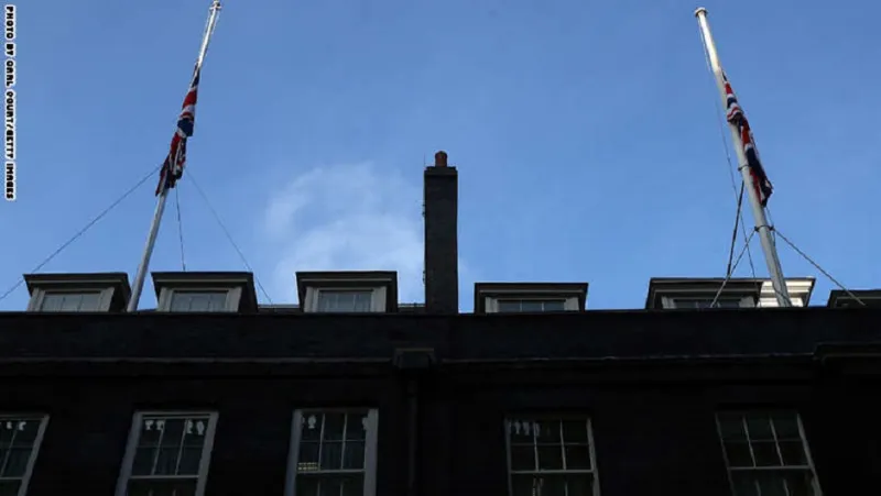 هكذا نكست بريطانيا أعلامها لرحيل العاهل السعودي الملك عبدالله بن عبدالعزيز