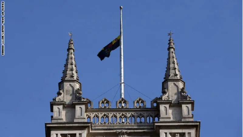 هكذا نكست بريطانيا أعلامها لرحيل العاهل السعودي الملك عبدالله بن عبدالعزيز