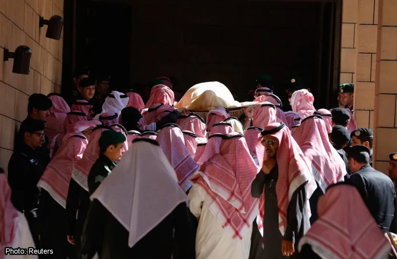 بساطة مراسم تشييع الملك تبهر الغرب