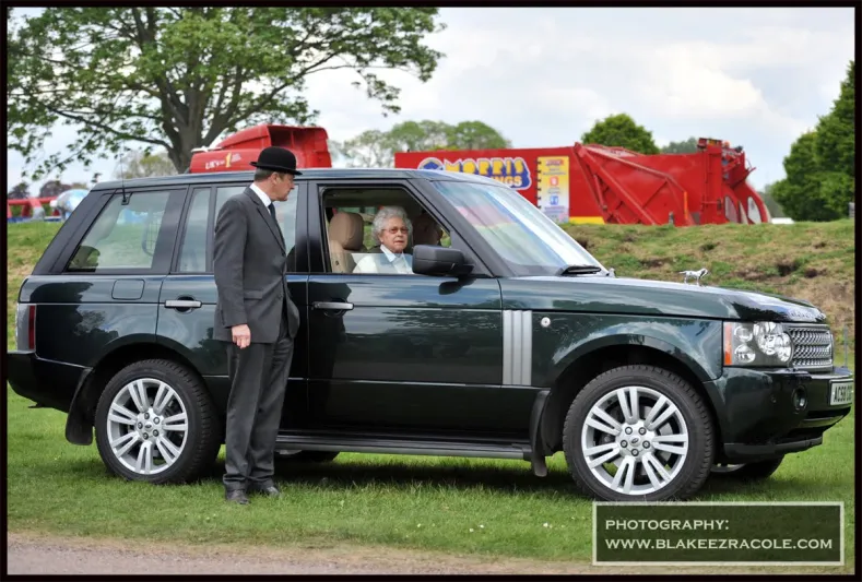 الملك عبدالله لإليزابيث الثانية: أبطئي السرعة وركّزي على القيادة