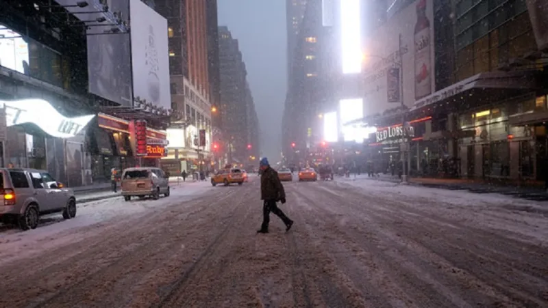 بالصور: الثلوج تحول نيويورك إلى مدينة أشباح