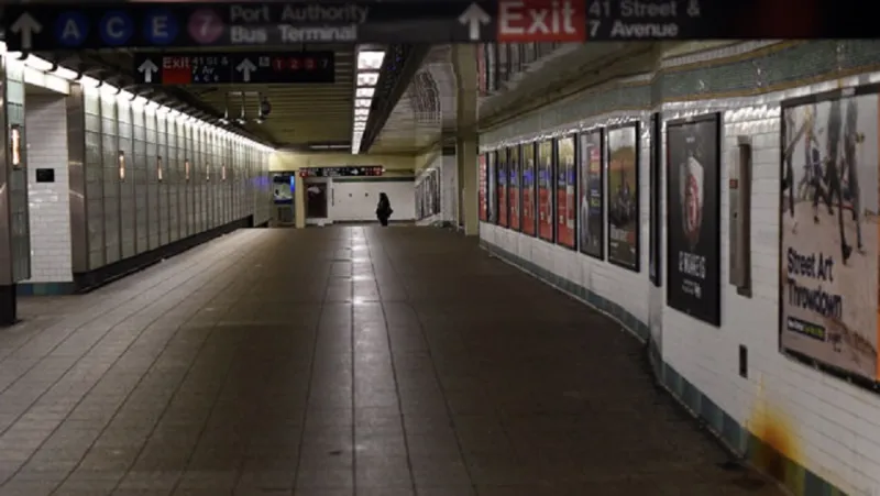 بالصور: الثلوج تحول نيويورك إلى مدينة أشباح