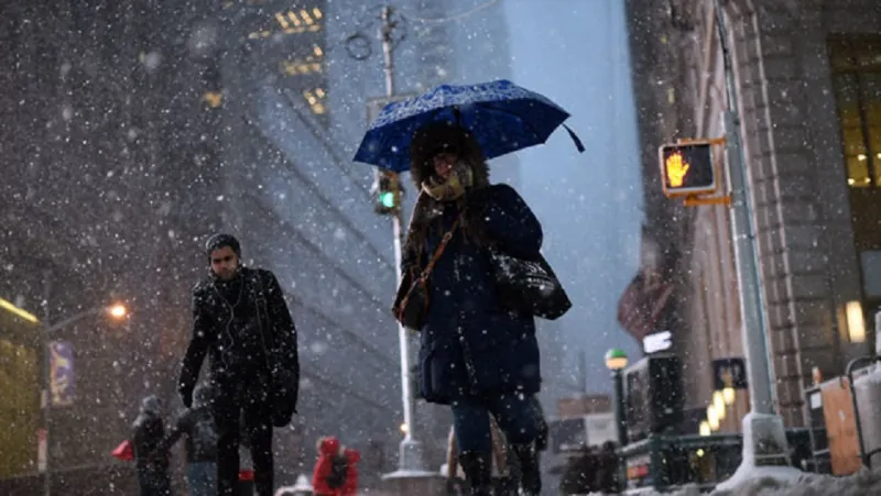 بالصور: الثلوج تحول نيويورك إلى مدينة أشباح