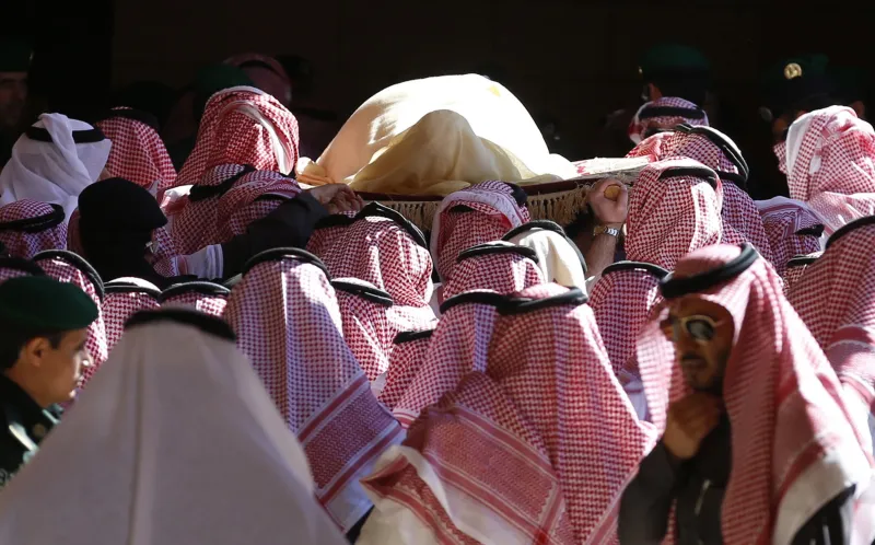 بساطة مراسم تشييع الملك تبهر الغرب