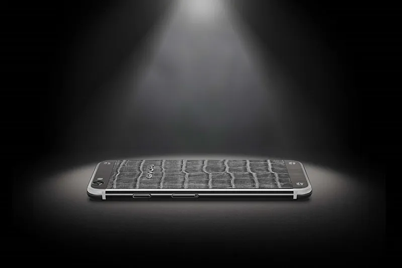 صور.. كم يبلغ سعر “آيفون 6″ البلاتيني في الإمارات؟