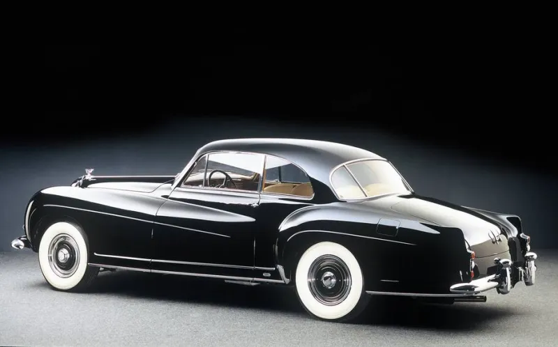 فيديو.. سيارة”بنتلي R كونتيننتال” 1952 تُعرض للبيع في باريس