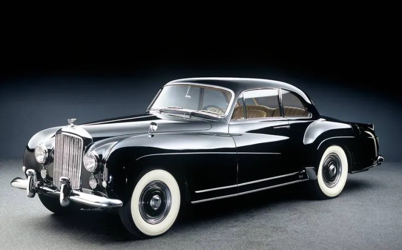فيديو.. سيارة”بنتلي R كونتيننتال” 1952 تُعرض للبيع في باريس