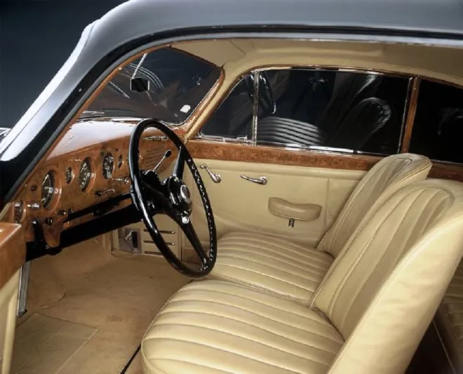 فيديو.. سيارة”بنتلي R كونتيننتال” 1952 تُعرض للبيع في باريس