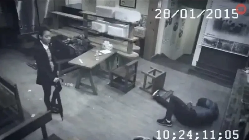 بالفيديو: فتاة تلقن 3 شبان درسا قاسيا