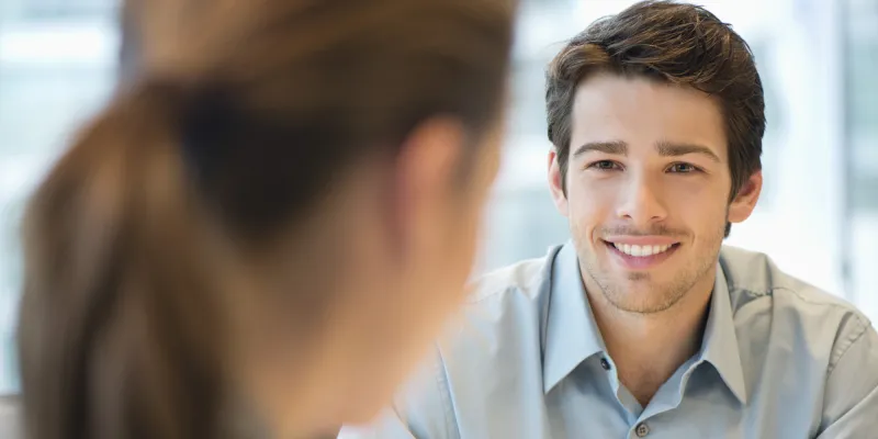 طرق فاشلة يعبر بها الرجل عن حبه