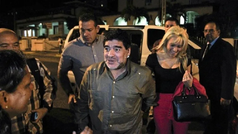 بالصور : مارادونا يجري عملية تجميل