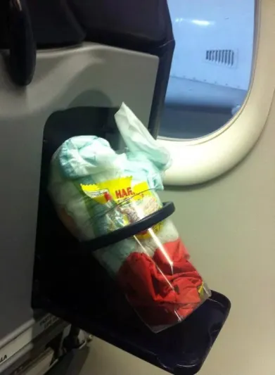 مضيفة الركاب التي فضحت ركابها بالصور..