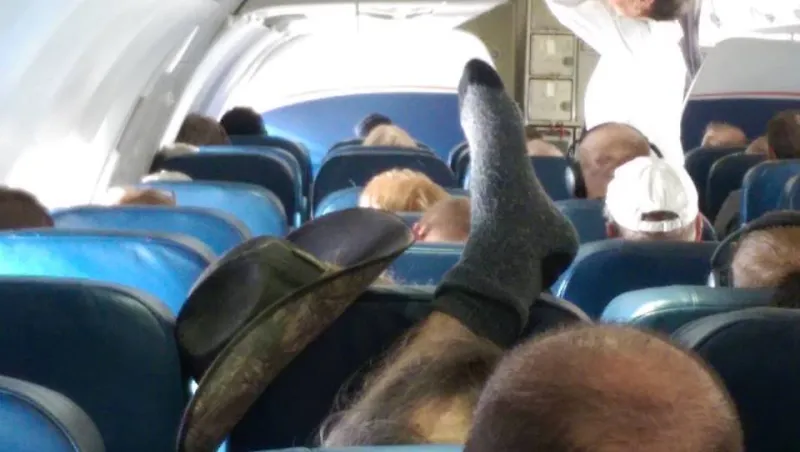 مضيفة الركاب التي فضحت ركابها بالصور..