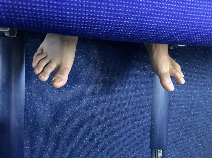 مضيفة الركاب التي فضحت ركابها بالصور..