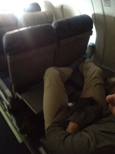 مضيفة الركاب التي فضحت ركابها بالصور..