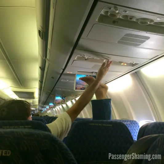 مضيفة الركاب التي فضحت ركابها بالصور..