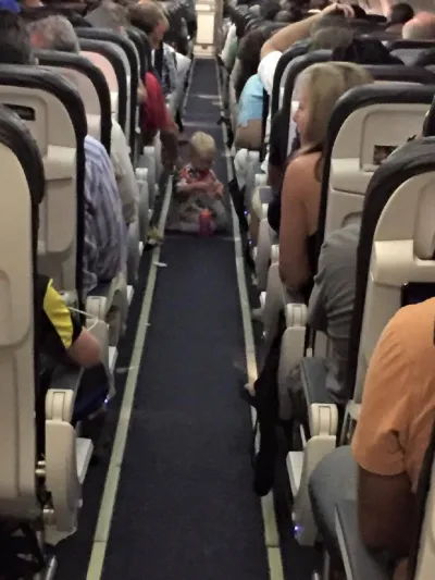 مضيفة الركاب التي فضحت ركابها بالصور..