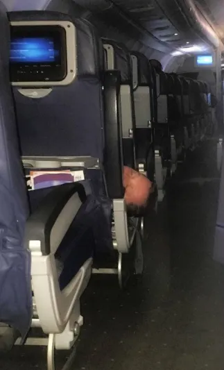 مضيفة الركاب التي فضحت ركابها بالصور..