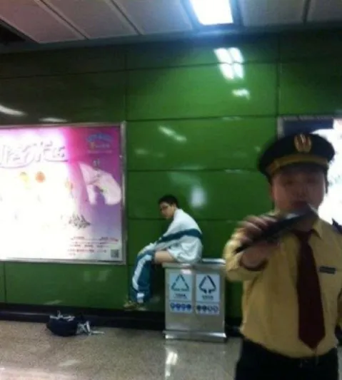 مضيفة الركاب التي فضحت ركابها بالصور..