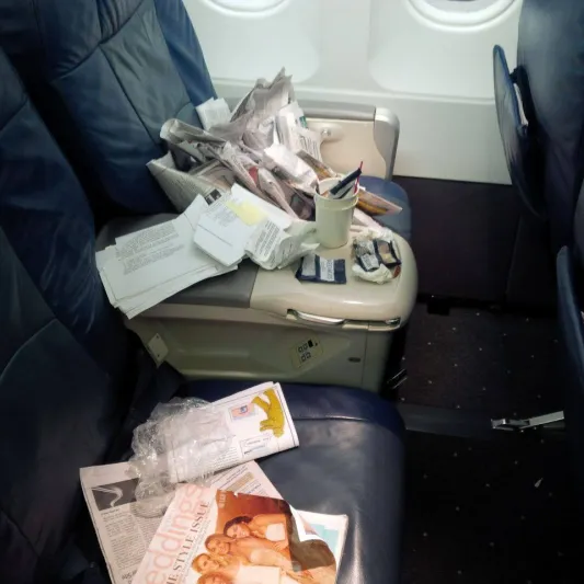 مضيفة الركاب التي فضحت ركابها بالصور..