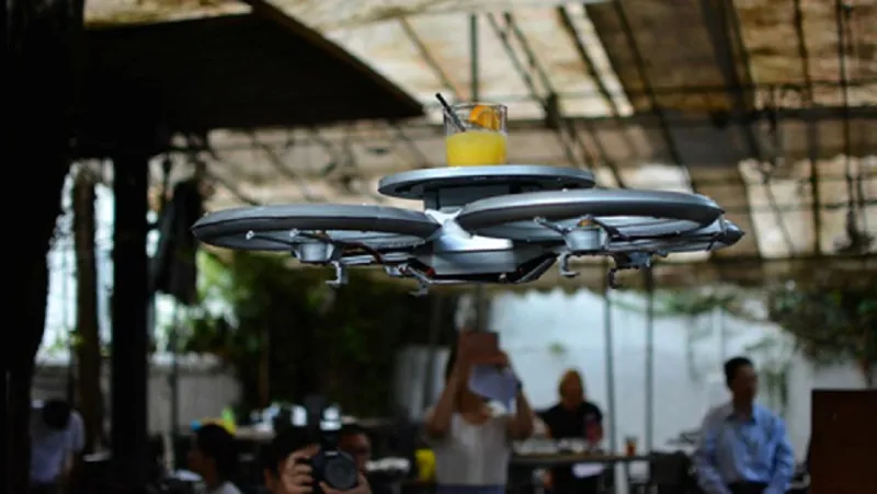 روبوت طائر يعمل نادل في سنغافورة