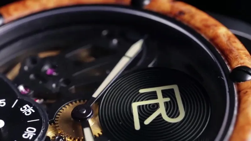 بالصور..ساعة تجعلك ترتدي الوحش بوغاتي في معصم يدك