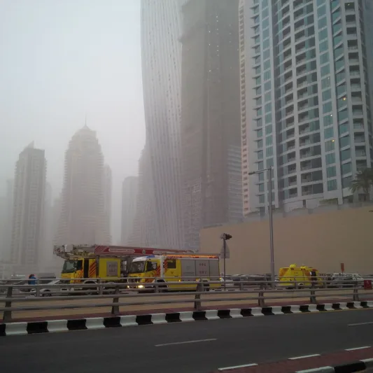 صور.. السيطرة على حريق ضخم ببرج سكني في دبي مارينا