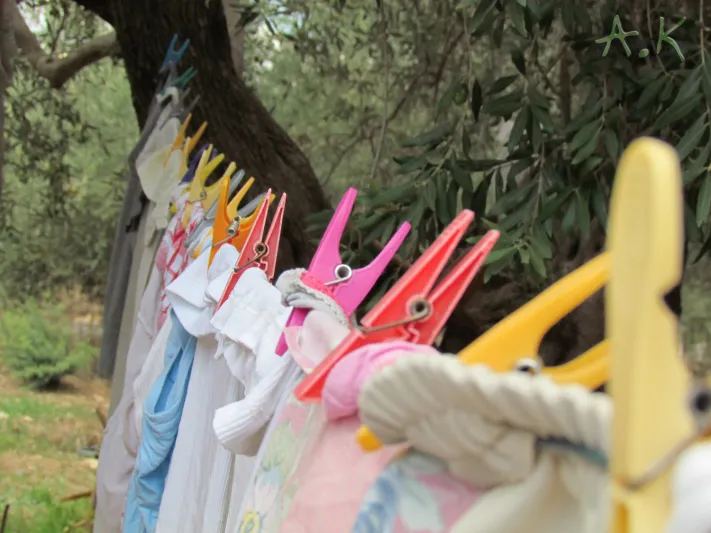 حاول التجسس على زوجته...فقطعت جارته الحبل له