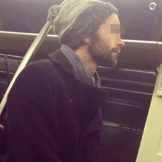 بالصور: أكثر الرجال وسامة بمترو أنفاق باريس!