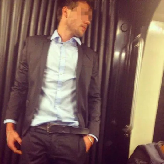 بالصور: أكثر الرجال وسامة بمترو أنفاق باريس!