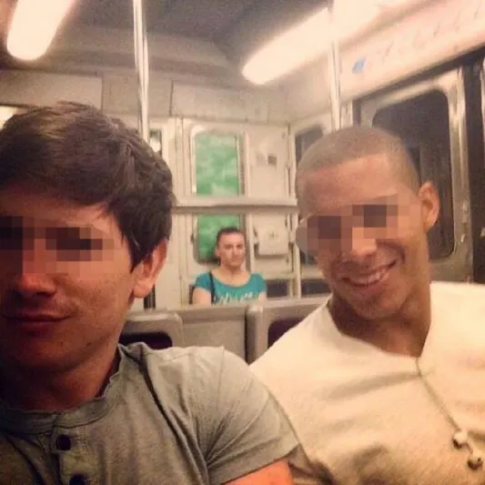 بالصور: أكثر الرجال وسامة بمترو أنفاق باريس!