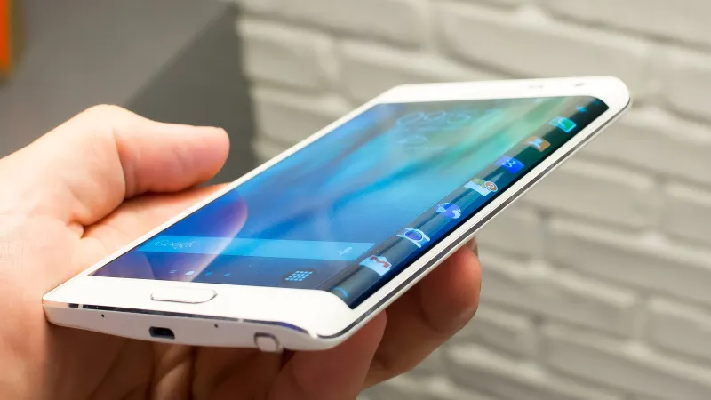 galaxy S6 في الاسواق وهذه هي الفوارق بينه وبين آيفون 6