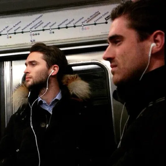 بالصور: أكثر الرجال وسامة بمترو أنفاق باريس!