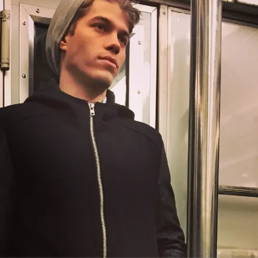 بالصور: أكثر الرجال وسامة بمترو أنفاق باريس!