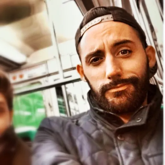 بالصور: أكثر الرجال وسامة بمترو أنفاق باريس!