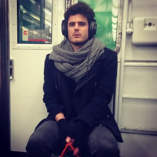 بالصور: أكثر الرجال وسامة بمترو أنفاق باريس!