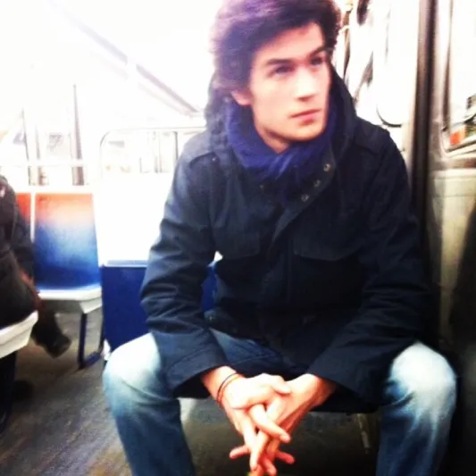 بالصور: أكثر الرجال وسامة بمترو أنفاق باريس!