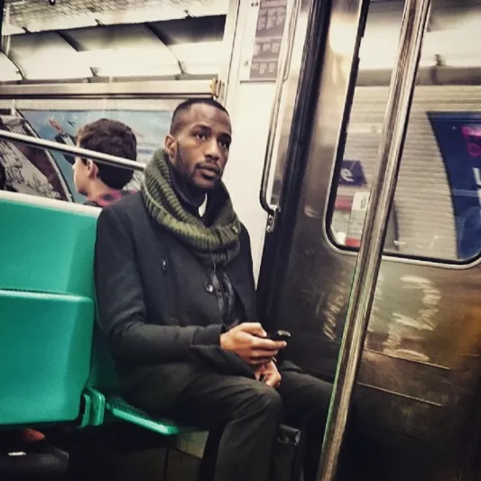 بالصور: أكثر الرجال وسامة بمترو أنفاق باريس!